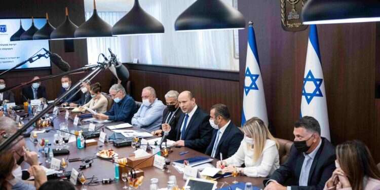 ישיבת ממשלה במשרד ראש הממשלה בירושלים. צילום: יונתן זינדל, פלאש 90 בנט בישיבת הממשלה: "אם כולנו ננהג באחריות – נתגבר גם על הגל הזה"