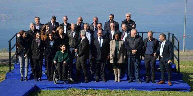 שרי הממשלה בישיבה חגיגית ברמת הגולן לציון 40 שנה להחלת החוק הישראלי. צילום: גיל אליהו, הארץ בגין סיפח את רמת הגולן לא רק ממניעים אידיאולוגיים