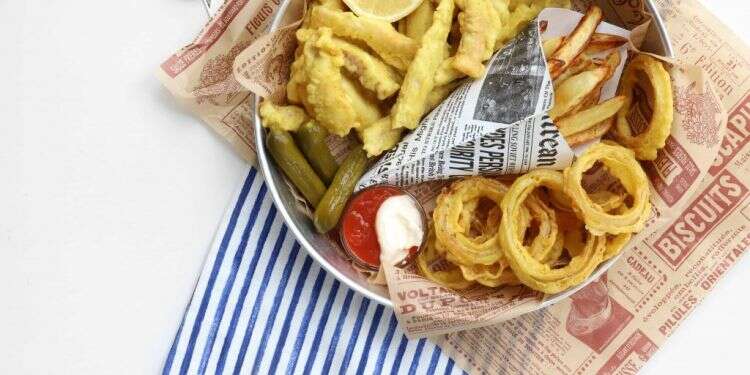 פיש & צ׳יפס. צילום: אפרת ליכטנשטט לשגרה באהבה: מקלילים אווירה במטבח