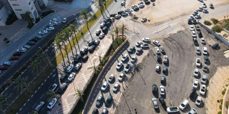 תור מכוניות לבדיקות קורונה. צילום: לירון מולדובן המיקרוביולוג ד"ר דרור בר-ניר יוצא נגד הבדיקות הביתיות: "החלטה אומללה"