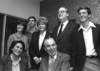 תמונה משותפת משפחת הרצוג, אורה יושבת משמאל. צילום: גיל גולדשטיין הלכה לעולמה אמו של נשיא המדינה יצחק הרצוג