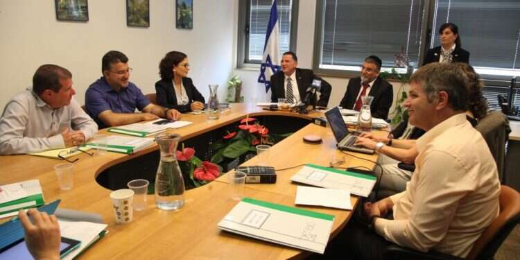 הפוליטיקה הישראלית אינה מעוניינת במגבלות על פעילותה. ישיבה של ועדת האתיקה בכנסת בעידן שבו עדיין התקיימה, 2015. צילום: דוברות הכנסת