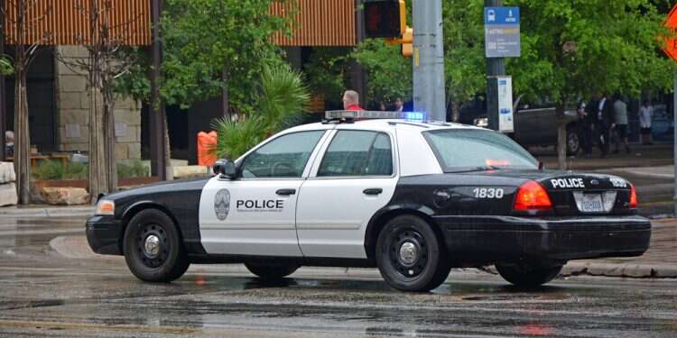 ניידת משטרה בטקסס. צילום אילוסטרציה: שאטרסטוק טקסס: כל בני הערובה מבית הכנסת שוחררו; החוטף חוסל