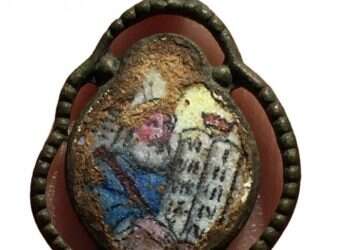 דמות משה על תליון מרחבת ההתפשטות לפני כניסה לתאי הגזים אשר נמצא במחנה 2 בסוביבור. צילום: יורם חיימי רשות העתיקות תליוני "שמע ישראל" נחשפו בחפירות ארכיאולוגיות במחנה ההשמדה בסוביבור שבפולין