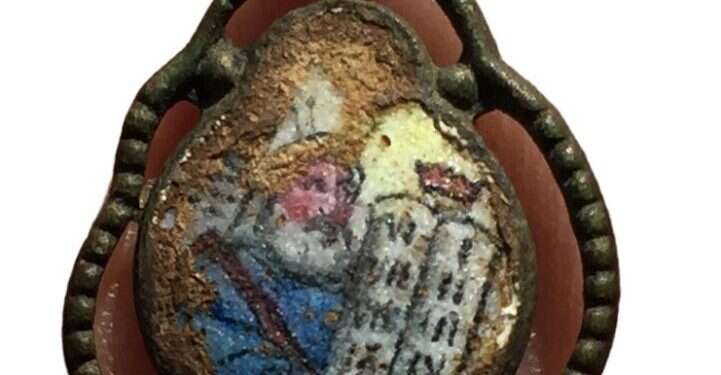 דמות משה על תליון מרחבת ההתפשטות לפני כניסה לתאי הגזים אשר נמצא במחנה 2 בסוביבור. צילום: יורם חיימי רשות העתיקות תליוני "שמע ישראל" נחשפו בחפירות ארכיאולוגיות במחנה ההשמדה בסוביבור שבפולין