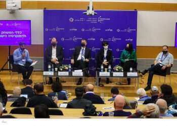 בגידת המומחים: זו השיטה שבה שוכנעו רופאים וטייסים שאנחנו בדרך לדיקטטורה