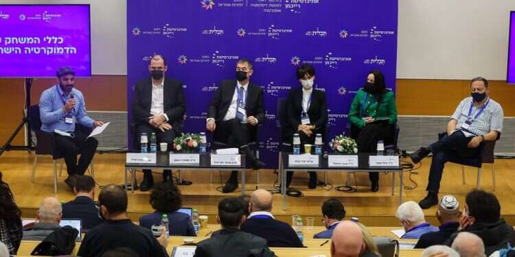 הכנס על יסוד החקיקה באוניברסיטת רייכמן. צילום: עדי כהן־צדק בגידת המומחים: זו השיטה שבה שוכנעו רופאים וטייסים שאנחנו בדרך לדיקטטורה