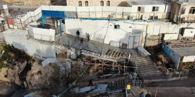 הרשות לאכיפה במקרקעין הרסה הבוקר את גשר דב במירון. המקום בו אירע האסון.
צילום: דוברות הרשות לאכיפה במקרקעין אסון מירון: פורק "מסדרון המוות" בקבר הרשב"י בו נהרגו 45 בני אדם