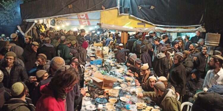 כאלף איש בסדר ט"ו בשבט בחומש: "נמנע מתן פרס לטרור"