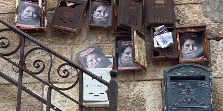 עלוני הסברה שחילקו פעילים בשכונת מאה שערים החברה החרדית מיישרת קו ומתנערת מוולדר