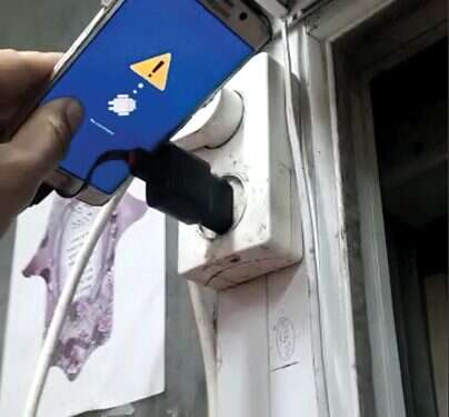 הטלפון הבלתי שמיש של אליצור לאחר שהושב לו מידי המשטרה. צילום: ישראל אליצור מכשיר הטלפון של פעיל הר הבית נפרץ בידי המשטרה