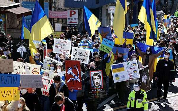 מוחים בדרום קוריאה נגד פלישת רוסיה לאוקראינה. צילום: EPA לא פתרון אידיאלי: הסנקציות הכלכליות על רוסיה בעלות השפעה דואלית