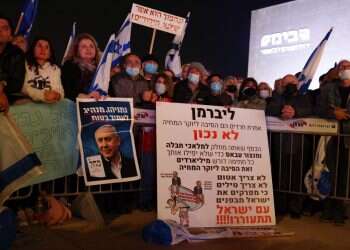 כרזה בגנות שר האוצר בהפגנת הימין אמש בתל־אביב, שבה השתתפו אלפים. צילום: אבישג שאר־ישוב שבוע מרתק עבר על ליברמן