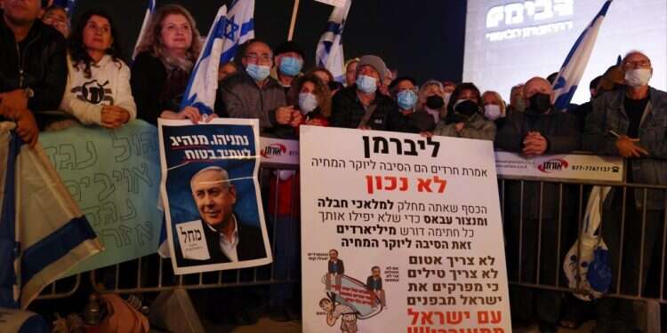 כרזה בגנות שר האוצר בהפגנת הימין אמש בתל־אביב, שבה השתתפו אלפים. צילום: אבישג שאר־ישוב שבוע מרתק עבר על ליברמן