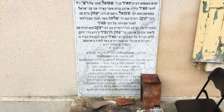 מצבה לזכר רבנו תם ומשפחתו בחזית רפת שהוסבה לבית כנסת בעיירת הולדתו. רמרו, צרפת. צילום: דוד פינטו, באדיבות rabbimap , האתר ואפליקציה של קברי צדיקים בכל העולם