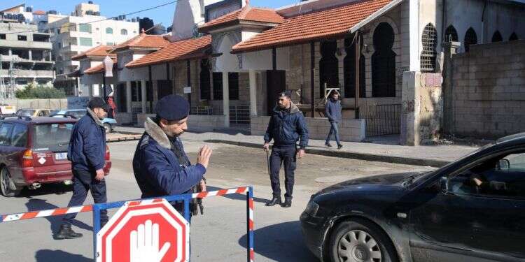 מחסום משטרתי בעזה לאיתור האסיר הנמלט. צילום: רויטרס