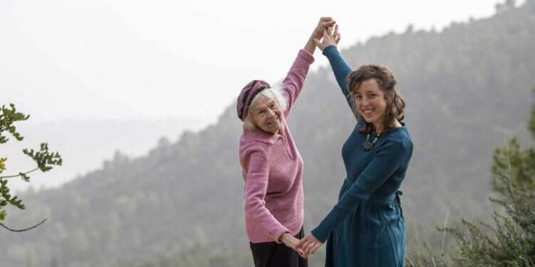 נלי גרוסגאט ונכדתה רחל הדס. צילום: גיל אליהו, ג'יני צילום: גיל אליהו, ג'יני