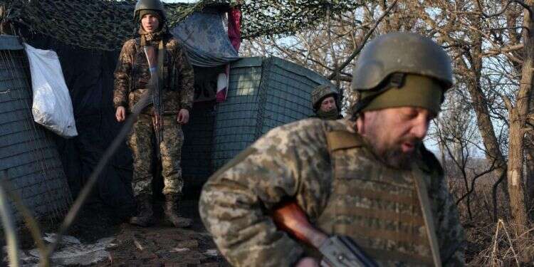 כוחות אוקראינים מתכוננים לקרב. צילום: AFP מחַלַבּ ועד קייב: מסקנות הכרחיות מהמלחמה על אוקראינה