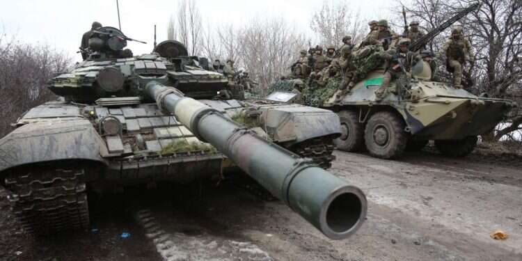 כוחות אוקראינים סמוך לגבול עם רוסיה, הבוקר. צילום: AFP בגבול אוקראינה הגיבו בחשש וחרדה למתקפה הרוסית