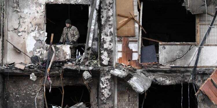 קרבות הבלימה באוקראינה נמשכים; המערב יטיל עיצומי "נשק גרעיני" על רוסיה