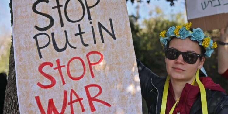 מחאה נגד מלחמת רוסיה באוקראינה, סמוך לכנסת בירושלים, היום. צילום: AFP שגריר אוקראינה בישראל: אפס ציפיות מהשיחות בין הצדדים