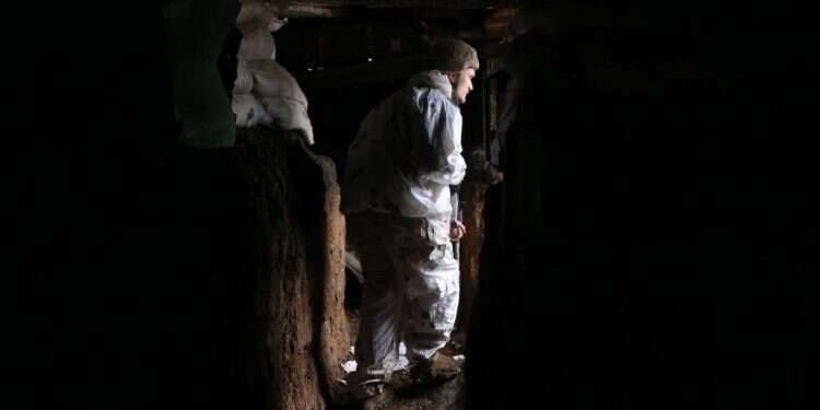 חייל אוקראיני על הגבול עם רוסיה. צילום: AFP "לא מתכוונים לעמוד דום": רוסיה דוחה את האיומים האמריקניים