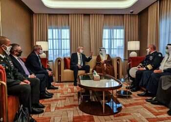 בני גנץ בביקורו בבחריין, אתמול. צילום: AFP לבנון, סעודיה והסוגיה הפלסטינית: גנץ מסכם ביקור בבחריין