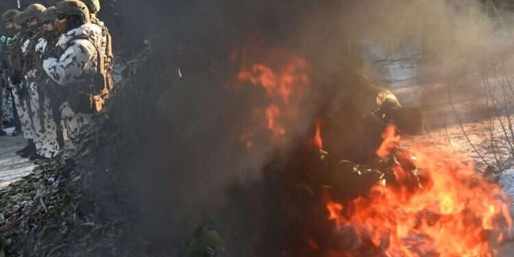 חיילים אוקראינים. צילום: AFP ארה"ב: רוסיה עלולה לפלוש לאוקראינה "בכל רגע"