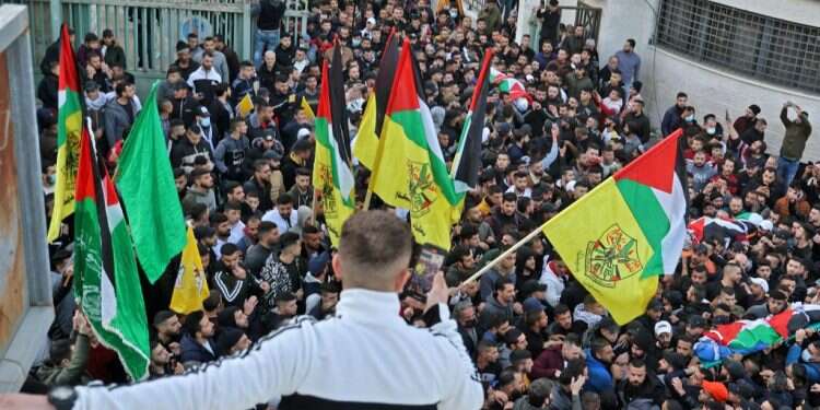 קריאות נקמה בהלוויית המחבלים בשכם