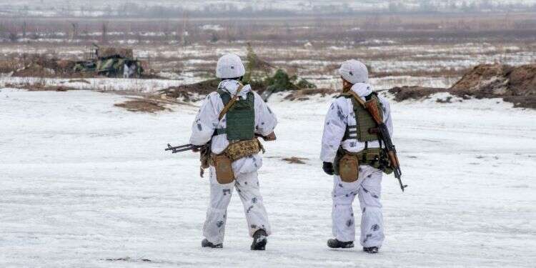 סיור שגרתי של חיילי צבא אוקראינה. צילום: AFP ההתחממות בגבול רוסיה-אוקראינה: דווקא עכשיו צריך להוריד את מפלס החרדה