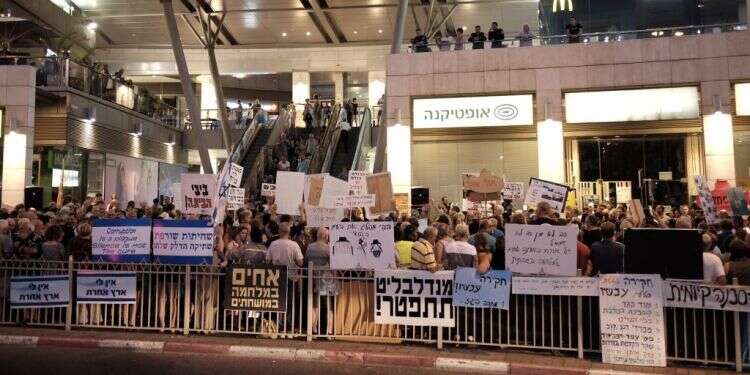 אין לדעת מה הייתה ההשפעה. הפגנת שמאל נגד מנדלבליט ביולי 2017 בפתח־תקווה. צילום: תומר נויברג, פלאש 90