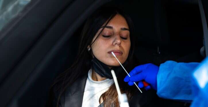 האומיקרון ממשיך לדעוך: בישראל דנים בשינוי גישה למגפה