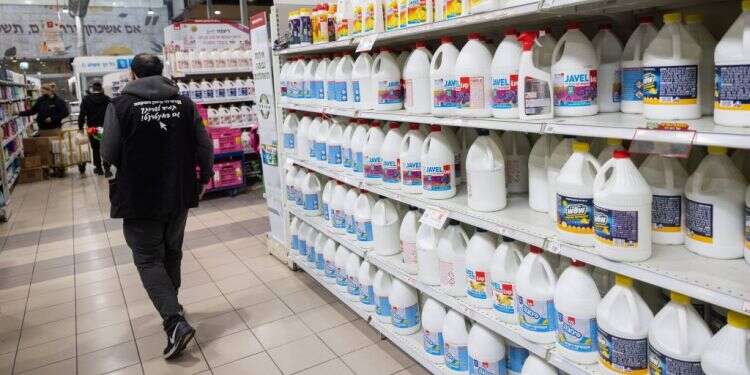 בדקו את המחירים במדפים העליונים והתחתונים. סופרמרקט בירושלים, צילום: יונתן זינדל - פלאש 90 תוצאת הריכוזיות: שיעור רווח "חריג" של יבואניות המזון