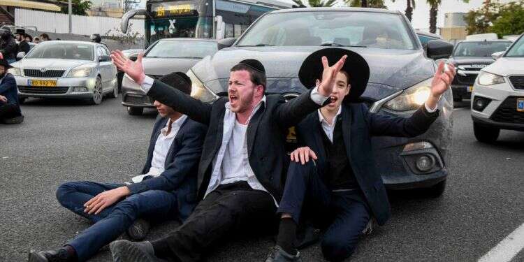 קרדיט: פלאש 90. אותותיו של חוק הגיוס: חרדים קיצוניים חוסמים את כביש גהה