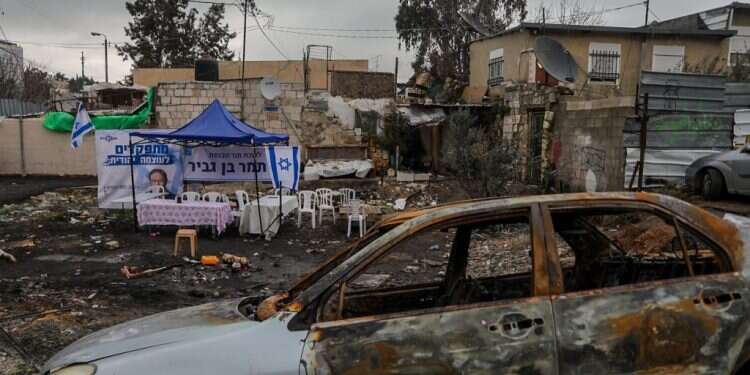 לשכתו הזמנית של בן־גביר ומכוניתו השרופה של טל יושובייב. צילום: פלאש 90