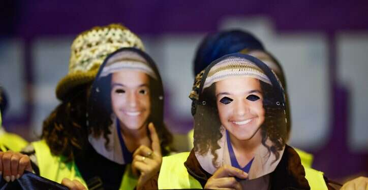 הפגנה על מות אהוביה סנדק בירושלים. צילום: אוליבייה פיטוסי, פלאש90 "התנהלות ששייכת למשטרים אפלים": המשטרה תפצה נערה שנעצרה בהפגנה על מות סנדק