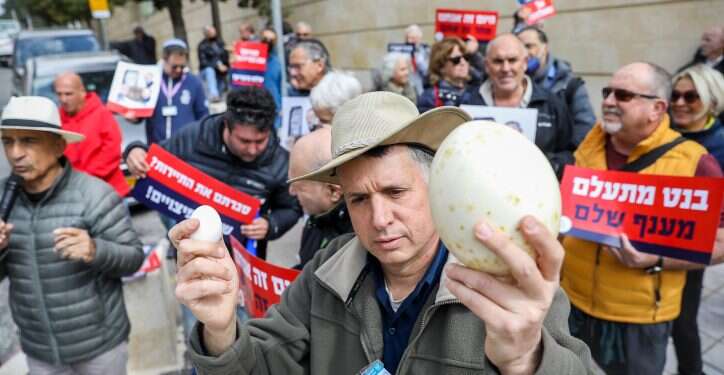 עצמאים מפגינים נגד התוכנית הכלכלית של הממשלה. צילום: נועם ריבקין פנטון/פלאש 90 "גיבוי מלא"? לפיד תומך בתוכנית ליברמן, אך נותרו סימני שאלה