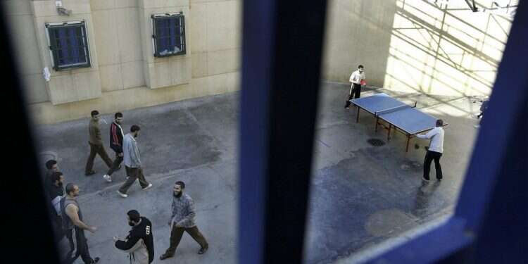 אסירים ביטחוניים בכלא הדרים, ארכיון. צילום: גטי אימג'ס חמאס בנה מסגדים – ישראל סיפקה מימון: תולדות יחסי המדינה וארגון הטרור