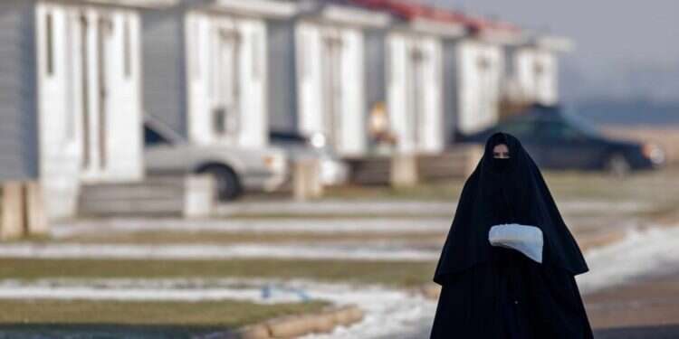 תקנות צניעות ונישואין בכפייה, לפעמים נישואי קטינות. אישה מ כך שרדתי בכת חסידות "לב טהור": הזמר סיני מעודה בשיחה גלויה