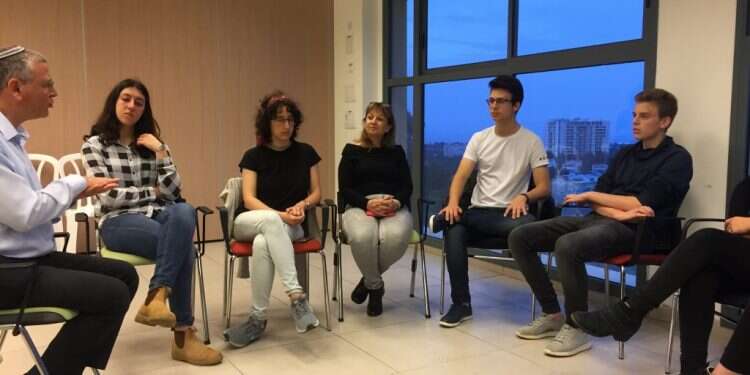 בחרנו ללכת בדרך של פתיחת השורות. הרב בני לאו בלימוד תנ