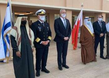 גנץ לאחר נחיתתו בבחריין. צילום: נועם אמיר הותר לפרסום: שר הביטחון בני גנץ נחת במנאמה בירת בחריין