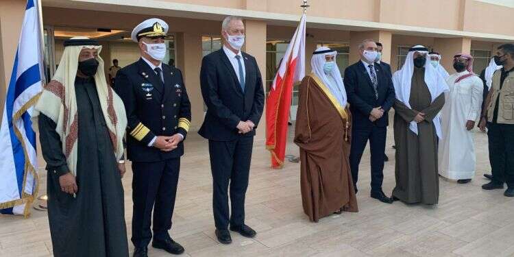 גנץ לאחר נחיתתו בבחריין. צילום: נועם אמיר הותר לפרסום: שר הביטחון בני גנץ נחת במנאמה בירת בחריין