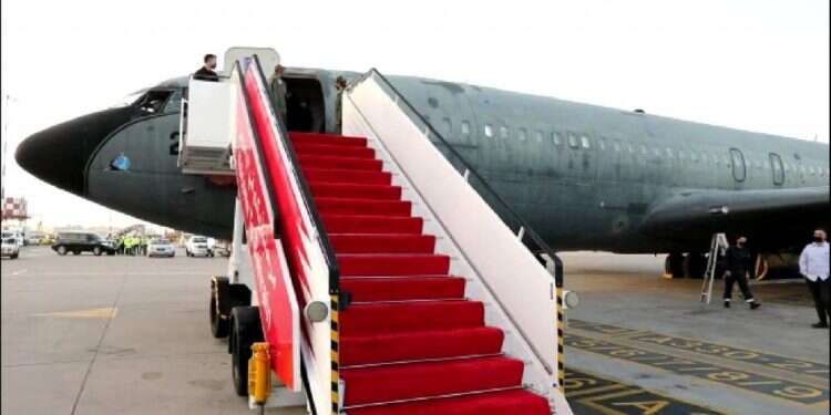 המטוס. צילום: אלעד מלכה על המטוס של אנואר סאדאת: המשלחת הביטחונית לבחריין