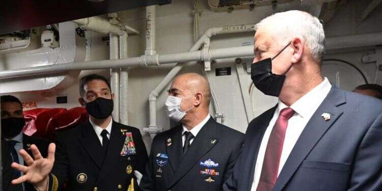 שר הביטחון בני גנץ יחד עם מפקד הצי החמישי האמריקני בבחריין. צילום: אריאל חרמוני, משרד הביטחון ארה"ב, בחריין וישראל: משולש חדש במזרח התיכון