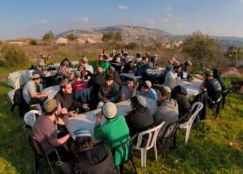 תלמידי ישיבת אביתר למרגלות היישוב. צילום: תנועת נחלה המתיישבים שבו לאביתר: "לא נעצור לרגע במאבקנו הצודק"