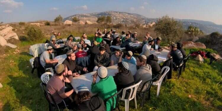 תלמידי ישיבת אביתר למרגלות היישוב. צילום: תנועת נחלה המתיישבים שבו לאביתר: "לא נעצור לרגע במאבקנו הצודק"