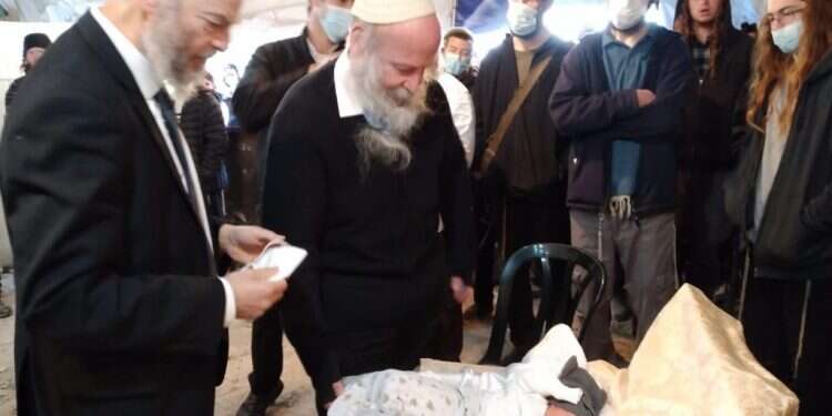 ברית מילה בישיבת חומש. צילום: ישיבת חומש בדמייך חיי: ברית מילה בישיבת חומש