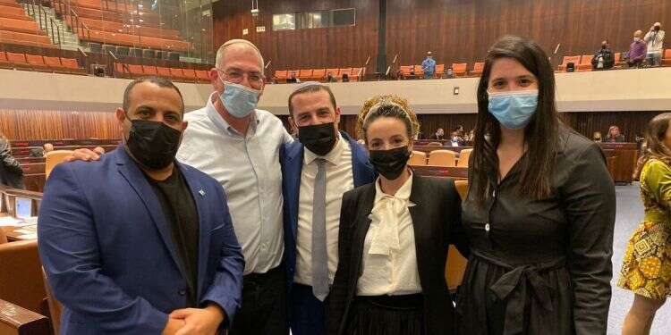 חברי ימינה, שירלי פינט, עידית סילמן, יום טוב כלפון, ניר אורבך ואביר קרא בימים יפים יותר. צילום: דוברות ימינה השקט המדומה אחרי סערת חוק האזרחות