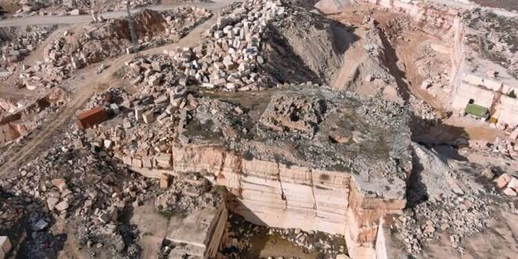 הרס ארכיאולוגיה במחצבה לא חוקית בגוש עציון. צילום: הפורום לישראל ירוקה שוב הרס עתיקות: מחצבה פלסטינית הרסה ממצאים מבית ראשון