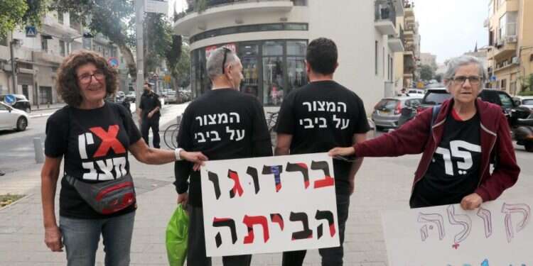 הפגנת שמאל שקראה לפיטורי יעקב ברדוגו מול אולפני גל טיהור פוליטי בגלי צה"ל: סגרו לברדוגו את המיקרופון